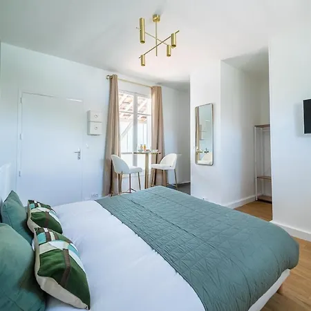 Апартаменты Chic And Cozy In The Heart Of