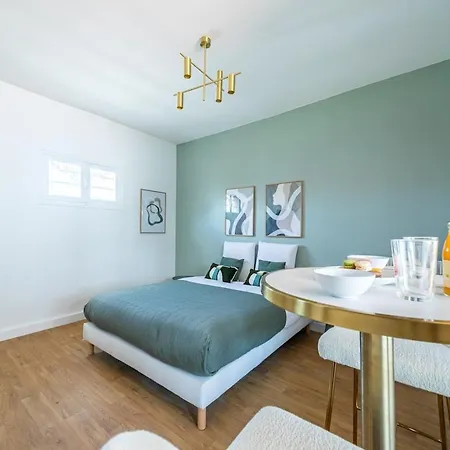 Апартаменты Chic And Cozy In The Heart Of